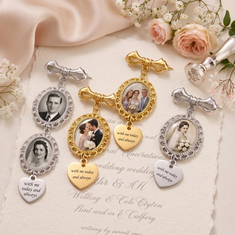 Puede incluir: Tres dijes ovalados para fotos con alfileres en forma de lazo, disponibles en tonos plateado y dorado. Cada dije presenta un retrato en blanco y negro dentro de un marco ornamentado, con un colgante en forma de coraz&oacute;n grabado, with me today and always.