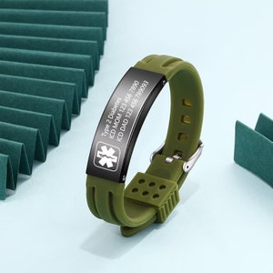 Op de afbeelding: Groen siliconen medisch waarschuwingsarmband met een zwarte metalen plaat gegraveerd met "Type 2 Diabetes", "ICD MOM 123 456 7890", "ICD DAD 123 456 789093" en een medisch symbool.