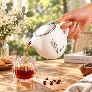 Tetera personalizada con flores de nacimiento, tetera floral con nombre personalizado, cafetera de cerámica, regalo para amantes del té, regalo del Día de la Madre, regalo de jubilación