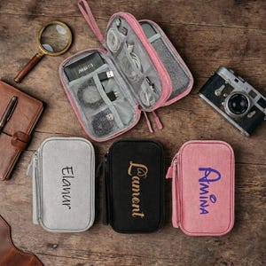 Puede incluir: Un juego de tres tazas de cerámica con un acabado mate moteado. Las tazas son en tonos crema, gris claro y gris oscuro. Cada taza tiene un diseño simple y minimalista y un asa redondeada. Adecuadas para café, té u otras bebidas.