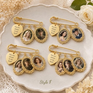 Puede incluir: Cuatro imperdibles dorados, cada uno con un dije en forma de coraz&oacute;n grabado con el texto 'You are always in my heart' y dos marcos de fotos ovalados con bordes de filigrana ornamentados, que muestran retratos de personas con vestimenta vintage.