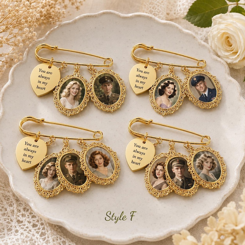 Puede incluir: Cuatro imperdibles dorados, cada uno con un dije en forma de coraz&oacute;n grabado con el texto 'You are always in my heart' y dos marcos de fotos ovalados con bordes de filigrana ornamentados, que muestran retratos de personas con vestimenta vintage.