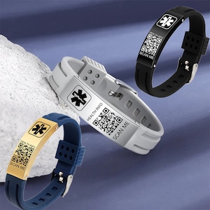 以下が含まれることがあります： 生命の星記号、QRコード、および「HEALTH INFO SCAN ME」というテキストが書かれたシリコン製の医療用ブレスレット3本。ブレスレットは黒、白、青です。