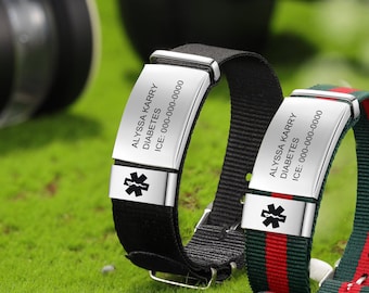 Può includere: Due braccialetti di allerta medica con bande in nylon a strisce nere e rosse. Le placche metalliche argentate hanno il testo "ALYSSA KARRY, DIABETES, ICE: 000-000-0000" e un simbolo medico.