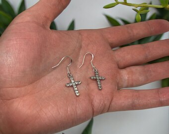 Pendientes colgantes con cruz brillante. Pendientes elegantes y con clase.