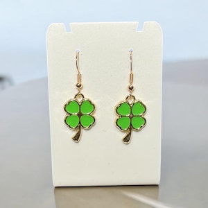 Złote i zielone kolczyki z czterolistną koniczyną – Lucky Irish Jewellery, hipoalergiczne, opcja pudełka prezentowego