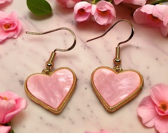 Pendientes colgantes de corazón rosa con borde dorado. Pendientes bonitos y elegantes. Hipoalergénico. Precioso regalo para ella.