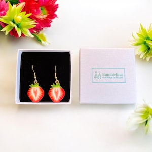 Handgemaakte aardbeienoorbellen in zomerstijl. Mooie fruitige oorbellen. Hypoallergeen. Optie om armband en ketting toe te voegen.