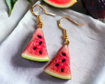 Pendientes de sandía hechos a mano. Fruta de Verano y Única. Divertido y peculiar. Hipoalergénico. Actualice a un conjunto con pulsera o collar. Caja de regalo