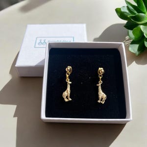 Giraffen Ohrstecker in Gold für Giraffen-Liebhaber. Hypoallergen Schmuck Geschenk. Option zum Hinzufügen einer Geschenkbox