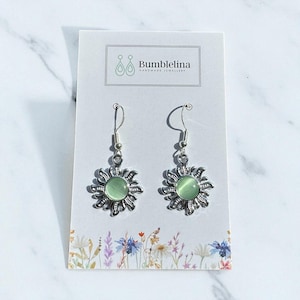 Pendientes de plata con efecto sol y gema verde claro: joyería hipoalergénica hecha a mano.