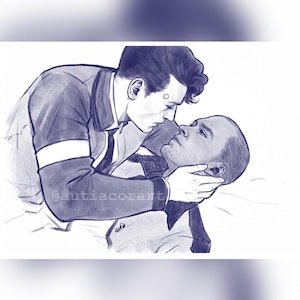 Pode incluir: Uma ilustração a tinta azul retratando duas figuras de uniforme. Uma figura inclina-se sobre a outra, segurando o rosto com ambas as mãos. O texto autiacorart é visível no desenho. O estilo apresenta hachuras e sombreamento.