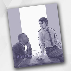 Puede incluir: Una ilustración en blanco y negro de dos hombres sentados en una mesa. El hombre de la izquierda mira hacia la derecha, mientras que el hombre de la derecha mira al hombre de la izquierda. El fondo es de color gris claro.