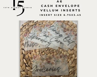 Könnte beinhalten: A6-Kassenumschlag-Vellum-Einsätze mit floralen Designs. Die Einsätze sind mit "Dining Out", "Car Care", "Groceries", "Spending" und "Misc" beschriftet. Die Einsatzgröße beträgt 17,1 x 8,8 cm.