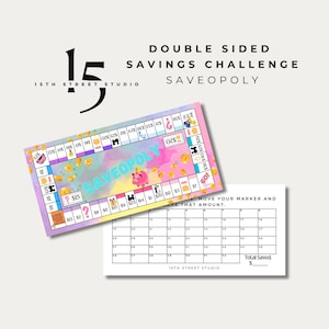 Puede incluir: Un juego de desafío de ahorro de doble cara con el texto "SAVEOPOLY" y "15th Street Studio". El tablero del juego presenta espacios coloridos, una alcancía e ilustraciones de monedas. Se incluye una hoja de seguimiento separada.