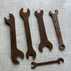 Vintage gammal rostig skiftnyckelsats tidigt/mitten av 1900-talet verktyg industriell inredning och verkstadsdisplay antik