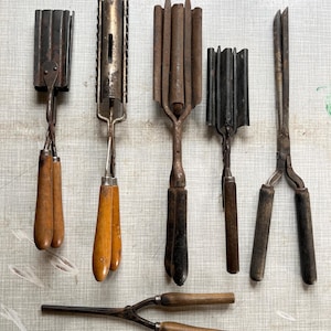 Vintage kapper krultang set 6-delig antiek haar stylingtools jaren 1920 krultangen salon decor industrieel display metaal oud