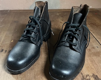 Sapatos industriais de trabalho antigos, vintage de 1973, em couro genuíno, tamanho masculino 44 (28), fabricados na Polônia, Bloco Oriental e República Popular da Polônia. Nunca usados.
