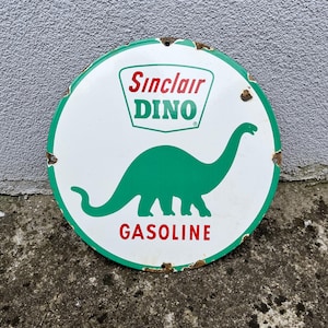 Puede incluir: Un juego de tres tazas de cerámica con un acabado moteado y mate. Las tazas son de color crema, gris claro y gris oscuro. Cada taza tiene un diseño simple y minimalista.