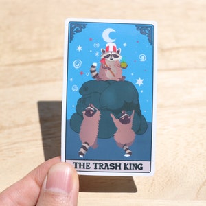Waschbär Trash King Tarot Aufkleber, Trash Panda Tarot, Waschbär Meme Aufkleber, witzig, Laptop Aufkleber, e-reader und kindle Aufkleber, .