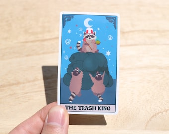 Wasbeer Prullenbak Koning Tarotkaart Sticker, Trash Panda Gift, Wasbeer Meme Sticker, Grappig, Laptop Stickers, e-reader en Kindle Stickers.