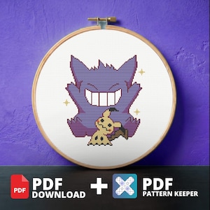 Puede incluir: Un patrón de punto de cruz en un bastidor de madera que muestra un personaje Gengar morado con una amplia sonrisa de dientes blancos y un personaje Mimikyu amarillo más pequeño, con detalles de estrellas amarillas sobre tela blanca.