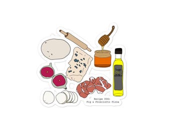 Puede incluir: Una pegatina con ilustraciones de ingredientes para una pizza de higos y prosciutto. Incluye masa, rodillo, higos, queso, prosciutto, miel, aceite de trufa y mozzarella. Texto: Receta 004: Fig & Prosciutto Pizza.