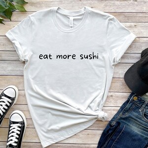 Sushi Grafik Tee, Trendy Sommer TShirt, Sommer Kleidung, lustiges Shirt, Sushi Geschenk, Sushi Liebhaber Shirt, Feinschmecker Tee