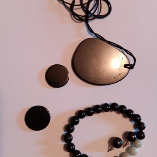 Trio de Shungite pour la protection EMF/rayonnement - comprend un ensemble pendentif, bracelet et boucles d'oreilles plus 2 disques de shungite GRATUITS pour téléphone portable !!