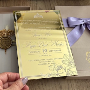 Luxus-Einladungsboxen. Quinceaño Einladung mit goldenem Spiegel. Ribbon-Einladungen, die speziell für Ihre Veranstaltungen vorbereitet werden können