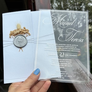 Harmonie parfaite du blanc nacré et de l'impression argentique. Demi-enveloppe blanc nacré. Fleurs séchées et cachet de cire personnalisé