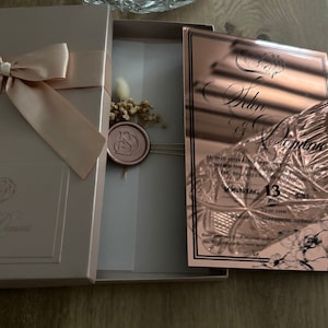 Convite de casamento elegante espelhado com rosas e caixa perolada em cor de rosa. Selo de cera com fita, envelope de pergaminho e flores secas
