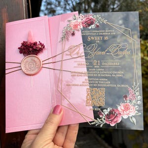 Faire-part de Quinceañera en acrylique avec fleurs, code QR UV imprimé, demi-enveloppe rose nacré, fleurs séchées et cachet de cire