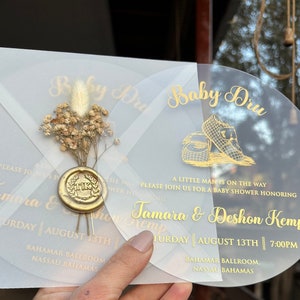 Élégante invitation de baby shower en acrylique avec feuille d'or et enveloppe en parchemin, cachet de cire, fleurs séchées, invitations spéciales pour votre événement