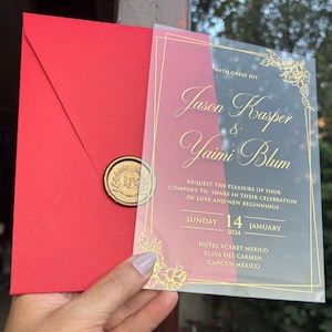 Elegante Hochzeitseinladung gestaltet mit Rot- und Goldvergoldung. Acryleinladung, die in personalisierten Farben und Designs hergestellt werden kann.