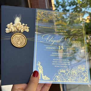 Faire-part de Quinceañera en acrylique transparent. Feuille d'or imprimée, demi-enveloppe bleu foncé, fleurs séchées et cachet de cire, designs personnalisés.