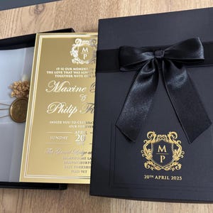 Convite de casamento com espelho dourado e fita preta em caixa preta. Convite com espelho de acrílico embrulhado em envelope de pergaminho. Convite em caixa luxuosa.