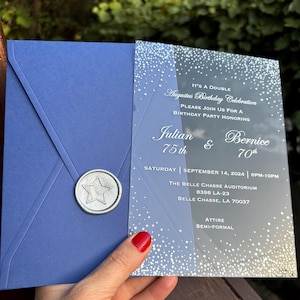 Faire-part en acrylique. Faire-part d'anniversaire. Acrylique transparent. Enveloppe bleu roi. Feuille d'argent. Cachet de cire en argent. Design et couleur personnalisés
