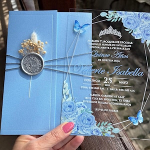 Faire-part en acrylique Coing Años. Demi-enveloppe bleu nacré. Carte d'invitation Sweet 16 en acrylique, design personnalisé