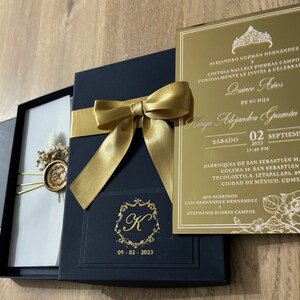 Gouden gespiegelde uitnodiging voor je evenementen. Luxe marineblauwe doosuitnodiging met lint, gepersonaliseerde kleur en ontwerp