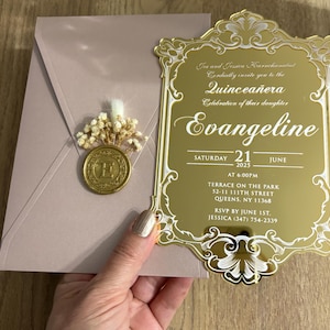 Invito Quinceañera con specchio dorato, specchio tagliato su misura. Busta color rosa perlato, fiori secchi e sigillo di cera personalizzato.
