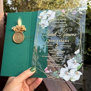Invito con fiori di giglio, invito per la Quinceañera in acrilico, mezza busta verde, fiori secchi e sigillo di cera personalizzato