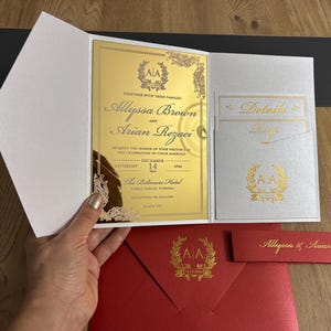 Invito di nozze con busta rossa e cintura tascabile. Invito di nozze con specchio dorato, preparato con carta perlata di lusso.