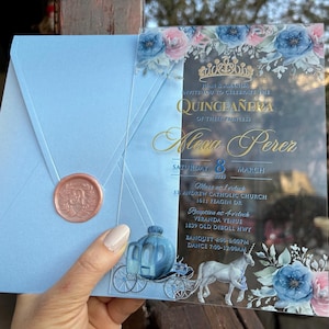 Klare Acryl Quinceaña Einladung. Perlmuttschimmernder hellblauer Umschlag, personalisierter Wachssiegel. Personalisierte Designs