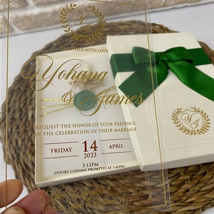 Acrylic boxed invitations, boxed wedding invitations, boxes with ribbons that can be prepared in the colors you want.
