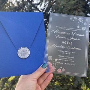 Elegante invitación de cumpleaños en acrílico esmerilado. 80.º cumpleaños, primer año, 40.º cumpleaños, 50.º cumpleaños, 60.º cumpleaños. Copo de nieve. Tarjeta con detalles.