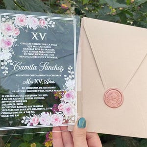 Inviti Quinceañera in acrilico con fiori colorati. Inviti rosa cipria, inviti in acrilico per i tuoi eventi