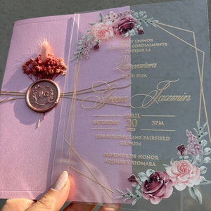 Inviti floreali in acrilico per la quinceanera. Mezza busta rosa perlato. Invito per il quindicesimo compleanno. Sigillo di ceralacca e fiori secchi
