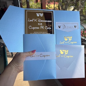 Convite de casamento de bolso espelhado dourado. Conjunto de convites espelhados de luxo com tema Disney. Personalizações podem ser feitas mediante solicitação.