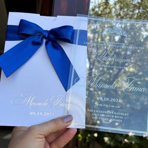 Tarjeta de invitación con moño que se puede preparar en los colores que desees. Invitación de acrílico para quinceañera, invitación de acrílico impresa en papel plateado